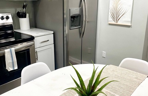 North Charleston Cottage | 2 Bedroom Cottage10 min from Downtown! Pet & Family Amenities Available