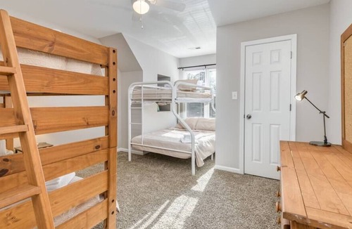 Ponderosa - Wingate House | 2 Entire Homes ~ Fit 28ppl ~ Min to Airport/Uptown