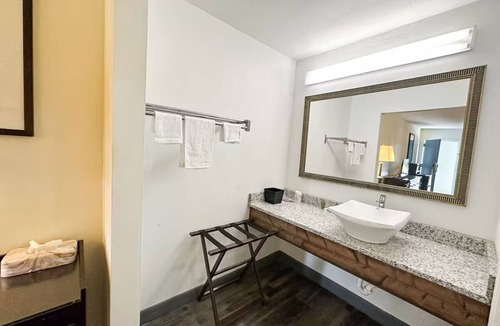 Ridgeway Hotel | 2 Family-Friendly Inviting Rooms Near I-77, w/Free Parking
