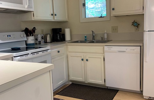 West Beach Cottage | 2 Inlet Cove; steps from the dock & pool; 10 min walk to the beach; EV charger