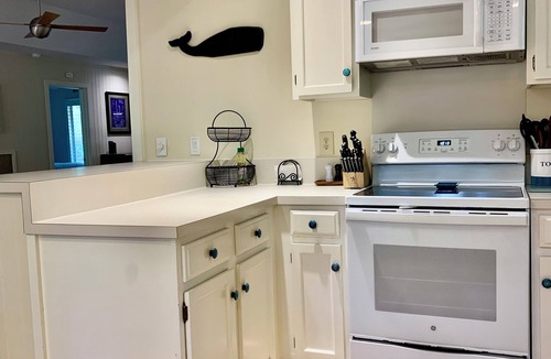 West Beach Cottage | 2 Inlet Cove; steps from the dock & pool; 10 min walk to the beach; EV charger