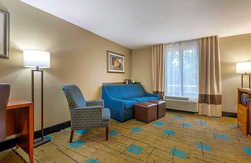 Beaufort Hotel | 2-Star Hotel ∙ Comfort Suites near MCAS Beaufort