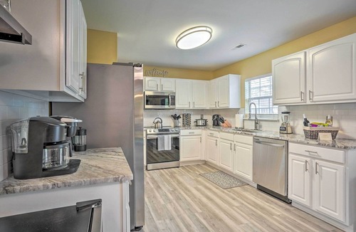 Summerville House | 20 Mi to Charleston: Group Getaway in Summerville!