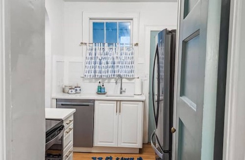 Shandon Apartment | 2917 Monroe Upstairs · Stylish Blue Oasis Apt ☆1.5 miles to USC☆
