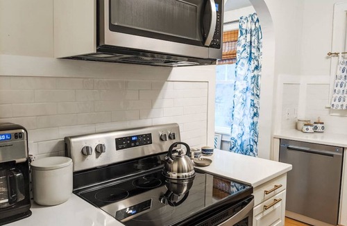 Shandon Apartment | 2917 Monroe Upstairs · Stylish Blue Oasis Apt ☆1.5 miles to USC☆