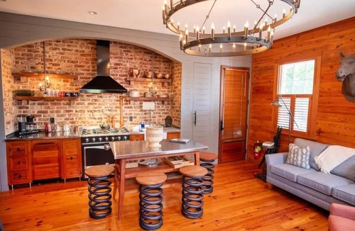 Cannonborough Elliotborough Apartment | 2BR Historic Apt | King St 3 Blocks | Porch, Parking, Full Kitchen | Charleston