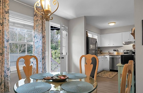 Mount Pleasant House | 3 bdrm located between Sullivan’sIsland Beach and Downtown Chs