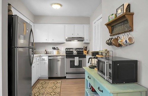 Mount Pleasant House | 3 bdrm located between Sullivan’sIsland Beach and Downtown Chs