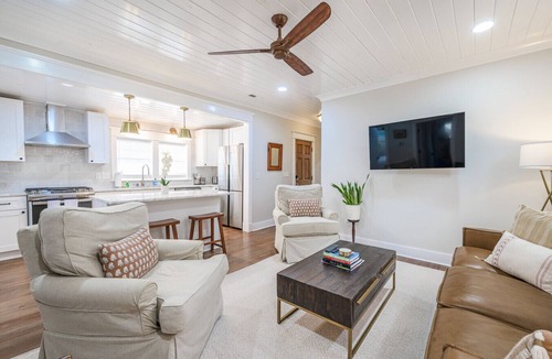 Cannonborough Elliotborough Apartment | 3 Bed 3 Bath Historic Home `4 Blocks from King St`