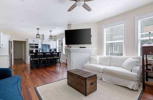 Downtown Charleston Apartment | 3 Bedroom Downstairs Unit - 3 Blocks to King St.