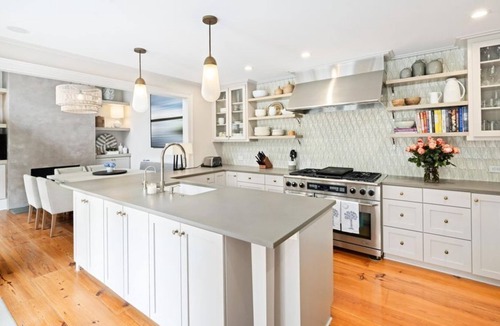 South of Broad Apartment | 3 Bedroom Single family L-554351 by Houzlet