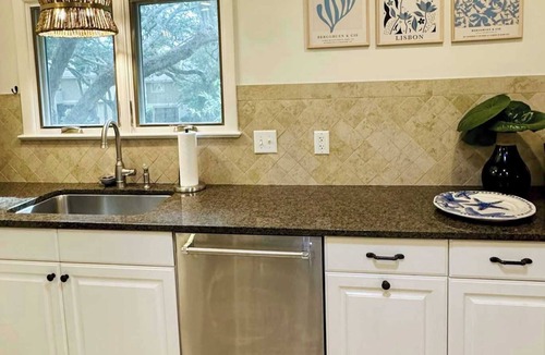 Seabrook Island Cottage | 3 BR/2BA Screened Porch Cottage! Amenity Access Included!