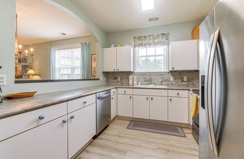 North Myrtle Beach Apartment | 3 Mi to Beach: North Myrtle Beach Condo w/Patio!