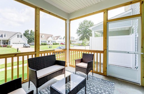 Wilson House | 3 Mi to Wilson! Sleek Townhome w/Screened Porch