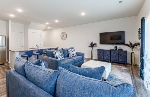 Wilson House | 3 Mi to Wilson! Sleek Townhome w/Screened Porch