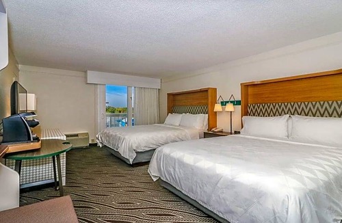 Surfside Beach Hotel | 3-Star Hotel ∙ Holiday Inn Oceanfront at Surfside Beach, an IHG Hotel