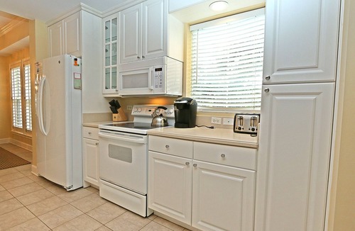 North Forest Beach Condo | 301 North Shore End Unit, No carpet, CLEAN, Wrap-around Balcony, Sept. Avail.