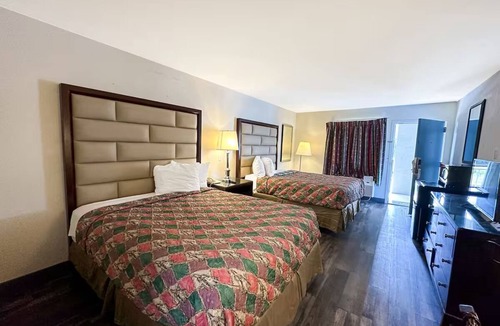 Ridgeway Hotel | 4 Affordable Rooms near I-77 in Ridgeway | Free Parking & Seasonal Outdoor Pool