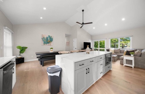Bowling Green House | 4-BR Lake Wylie Ollie—Private Cove—Hot Tub—Fire Pit!