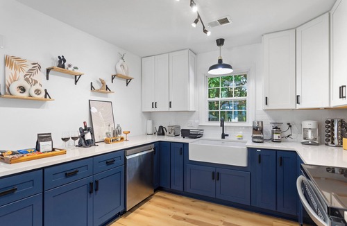 North Charleston House | 4BR House in Park Circle. Walk to Bars/Food, Fast Wifi, Pet-friendly