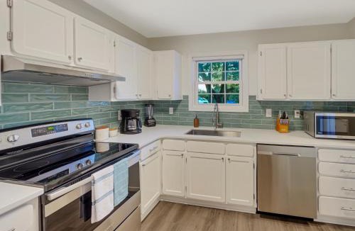Old Village House | 5 Min to Beach—King Beds
