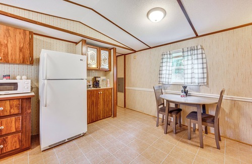 New London House | 5 Min walk to Badin Lake: 3BD Home w/Deck & BBQ