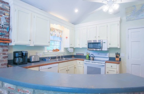Folly Beach House | 5 Min Walk to Beach & Berts! Relax in this Pet & Family Friendly Home with Wrap-Around Deck.