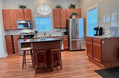 The Bluff House | 5 Minute Walk to Historic Waterfront. Pet Yes