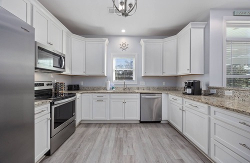 Crescent Beach House | 5BR House- 2min WALK to Beach, Swimming Pool, SL16