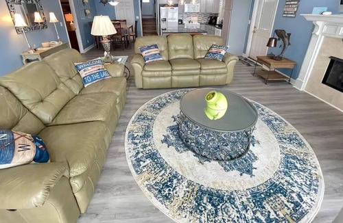 Camden House | 6-master bedroom, deep water,dock and boat ramp. 4 smart TVs, screened in porch