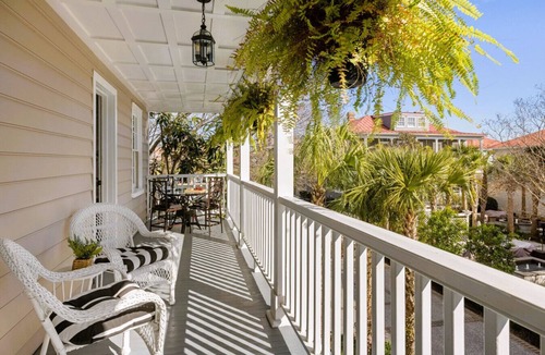 Cannonborough Elliotborough House | 6B at Saint Philip Square, One Block to King, Double Porch Oasis