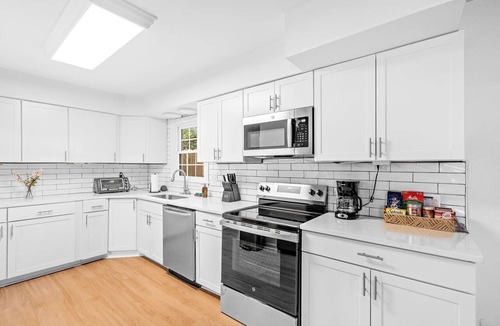 Mossy Oaks House | 6BR, 2.5BA, 15 Beds, 10 min from P.I., Patio, Game Room, 10 min from Sands Beach