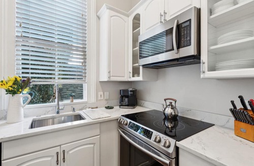 Cannonborough Elliotborough House | 8A at Saint Philip Square, One Block to King, Stylish Group Favorite