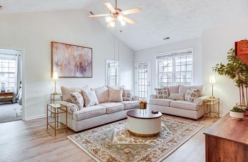 Fayetteville House | 9 Mi to Dtwn Fayetteville: Condo w/Pool Access!