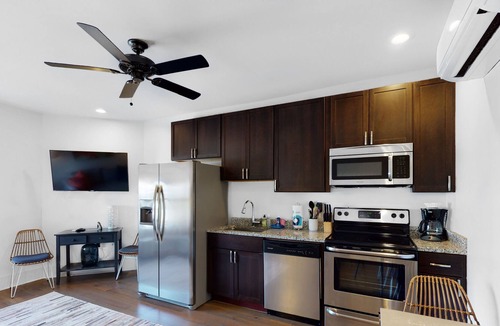 Downtown Charleston House | Amazing luxury suites on King Street w/ washer/dryer, central ac, free WiFi