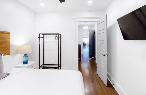 Downtown Charleston House | Amazing luxury suites on King Street w/ washer/dryer, central ac, free WiFi