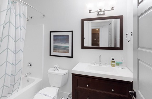 Downtown Charleston House | Amazing luxury suites on King Street w/ washer/dryer, central ac, free WiFi
