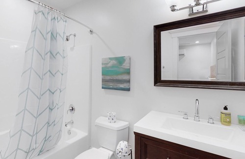 Downtown Charleston House | Amazing luxury suites on King Street w/ washer/dryer, central ac, free WiFi