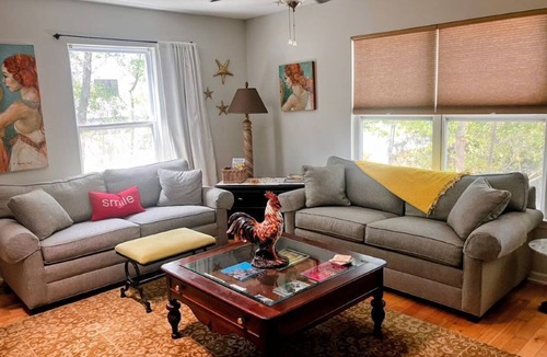 Savannah Apartment | Artist’s Retreat-Pet Friendly-Minutes to Historic Savannah & Tybee-2BR/1BA-Quiet