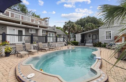 Beach Institute House | Awesome Downtown Condo with Pool!