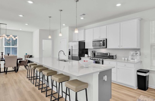 North Charleston House | Back to School Discount! Large, Modern Home/5 min to Park Circle, Pet Friendly