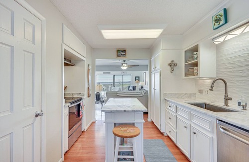 Georgetown Condo | Bay-View Georgetown Getaway w/Community Beach!