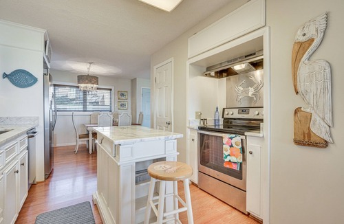 Georgetown Condo | Bay-View Georgetown Getaway w/Community Beach!