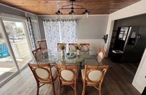 Crescent Beach House | BeachHouse, Walk to Beach, Family-Friendly, Mins. to Attractions Golf Waterparks