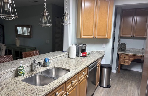 Mount Pleasant House | BeachY Coastal Coastal Cottage 5 min to IOP Beaches 15 to Dowtn - Newly Updated