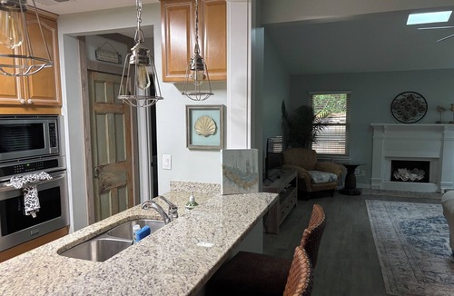 Mount Pleasant House | BeachY Coastal Coastal Cottage 5 min to IOP Beaches 15 to Dowtn - Newly Updated