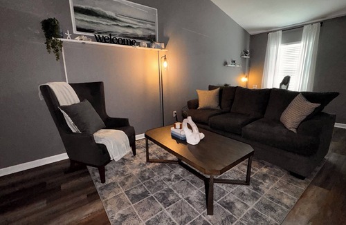 Evans House | BEAUTIFUL REMODELED 2 BEDROOM TOWNHOUSE WITH Wifi Self Check in and Smart Tvs