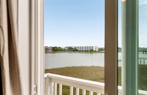 Waters Edge House | Beautiful River Views, Short Walk to Center St and the Beach
