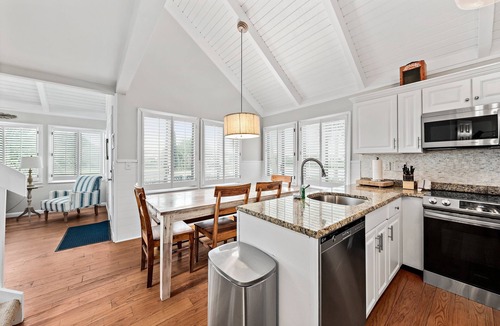 Seabrook Island Cottage | Beautifully Decorated Sealoft! Lagoon Views! Walk to Beach/Sealoft Pool! Amenity access included!