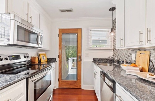 Cannonborough Elliotborough Apartment | Beautifully Restored Downtown Apartment